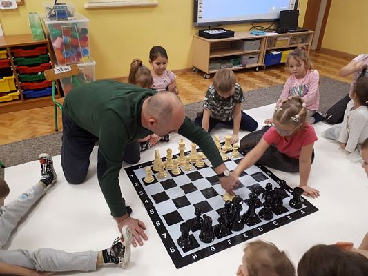 Grafika #81: Gr III Cykl lekcji instruktażowych "Gram w Szachy "z zaproszonym gościem specjalnym : Lekcja nr 1 Szachownica