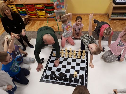 Grafika #82: Gr III Cykl lekcji instruktażowych "Gram w Szachy "z zaproszonym gościem specjalnym : Lekcja nr 1 Szachownica