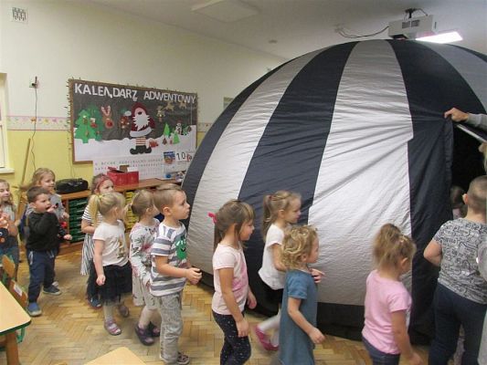 Grafika #0: 10.12.2018 Kino sferyczne - film pt. ,,Jak księżyc w gościnę do Słońca się udał .