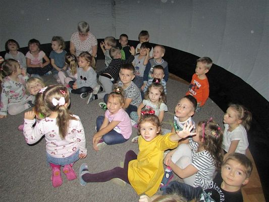 Grafika #2: 10.12.2018 Kino sferyczne - film pt. ,,Jak księżyc w gościnę do Słońca się udał .