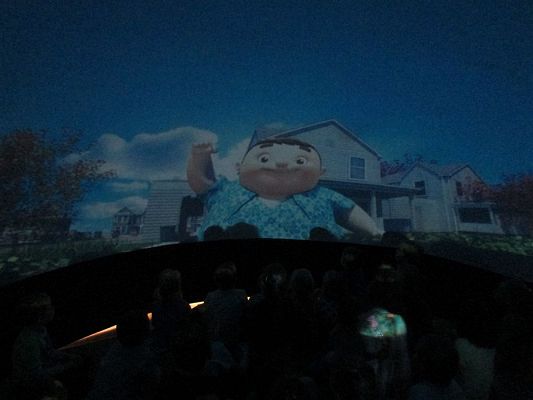 Grafika #3: 10.12.2018 Kino sferyczne - film pt. ,,Jak księżyc w gościnę do Słońca się udał .