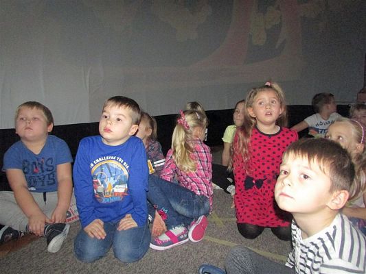 Grafika #5: 10.12.2018 Kino sferyczne - film pt. ,,Jak księżyc w gościnę do Słońca się udał .