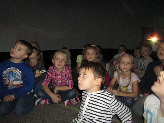 Grafika #7: 10.12.2018 Kino sferyczne - film pt. ,,Jak księżyc w gościnę do Słońca się udał .