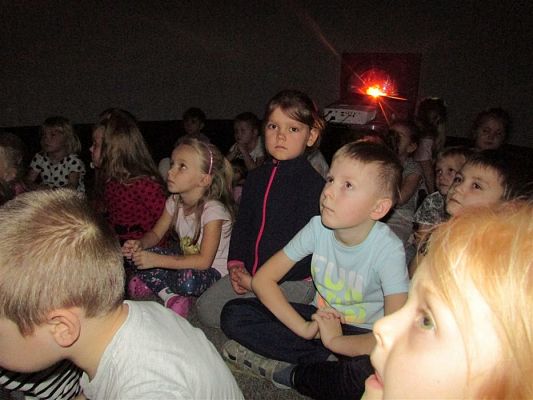 Grafika #8: 10.12.2018 Kino sferyczne - film pt. ,,Jak księżyc w gościnę do Słońca się udał .