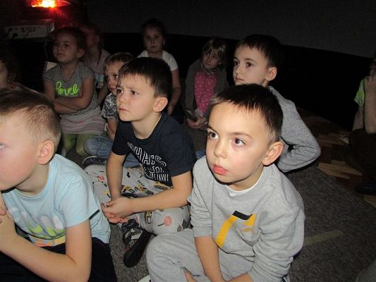 Grafika #9: 10.12.2018 Kino sferyczne - film pt. ,,Jak księżyc w gościnę do Słońca się udał .