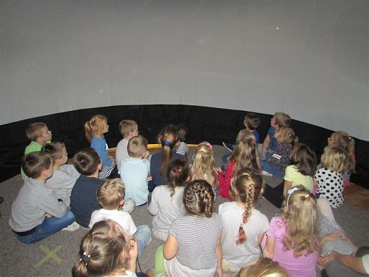 Grafika #10: 10.12.2018 Kino sferyczne - film pt. ,,Jak księżyc w gościnę do Słońca się udał .