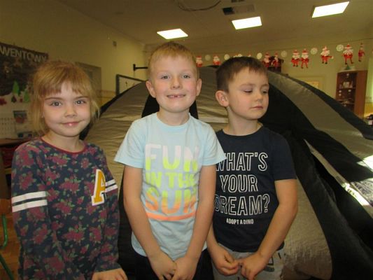 Grafika #14: 10.12.2018 Kino sferyczne - film pt. ,,Jak księżyc w gościnę do Słońca się udał .