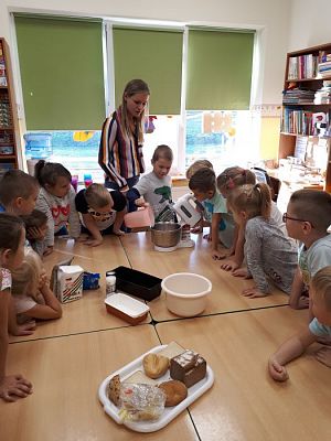 Grafika #26: 17.10.2018 Zajęcia edukacyjne w gr III Od ziarenka do bochenka