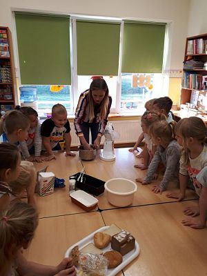 Grafika #34: 17.10.2018 Zajęcia edukacyjne w gr III Od ziarenka do bochenka