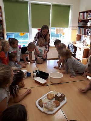 Grafika #35: 17.10.2018 Zajęcia edukacyjne w gr III Od ziarenka do bochenka