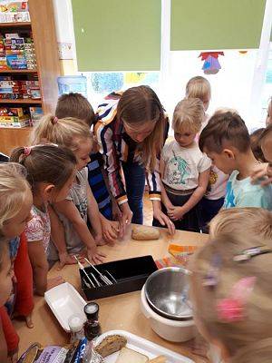 Grafika #44: 17.10.2018 Zajęcia edukacyjne w gr III Od ziarenka do bochenka