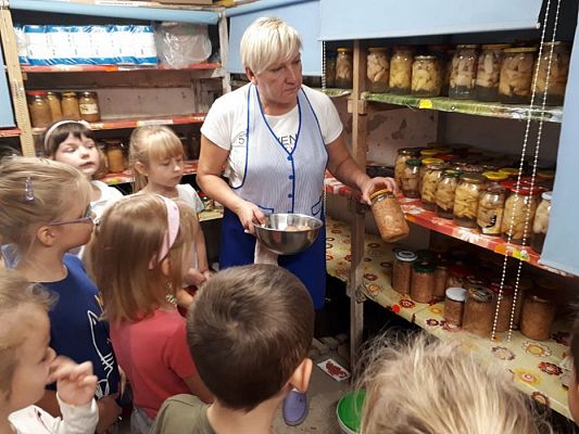Grafika #0: 04.10.2018 Wizyta gr III w przedszkolnej spiżarni