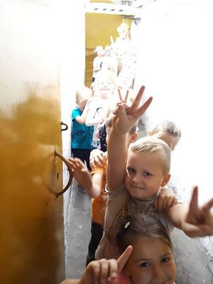 Grafika #1: 04.10.2018 Wizyta gr III w przedszkolnej spiżarni