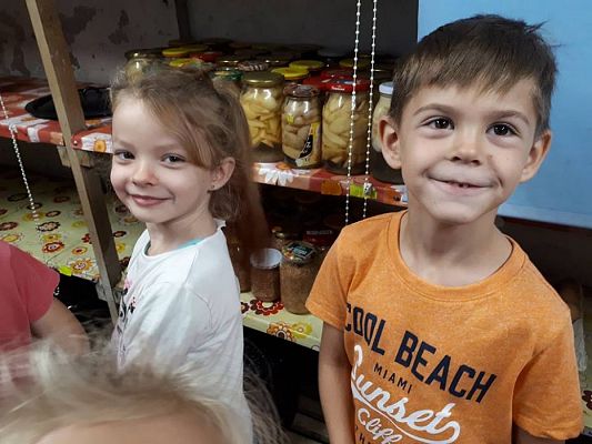 Grafika #3: 04.10.2018 Wizyta gr III w przedszkolnej spiżarni