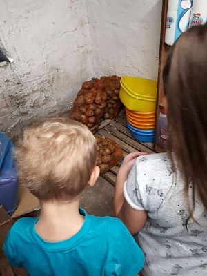 Grafika #4: 04.10.2018 Wizyta gr III w przedszkolnej spiżarni