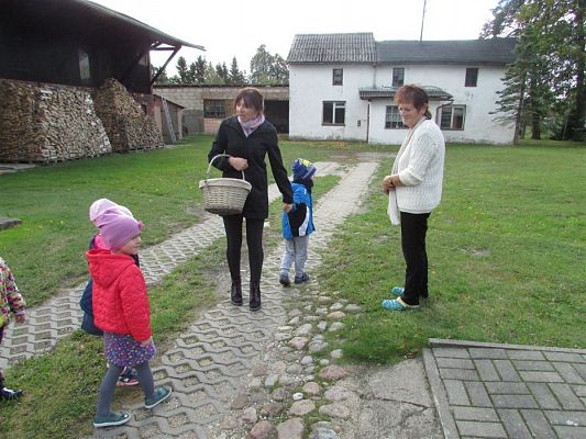 Grafika #2: 27.09.2018 Maluchy z wizytą w sadzie