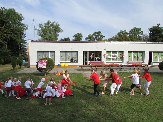 Grafika #38: 20.09.2018 "Piękna Nasza Polska Cała" - konkurencje sportowe pn."Biało-czerwoni"