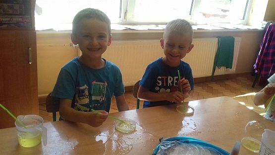 Grafika #0: Gigantyczne bańki