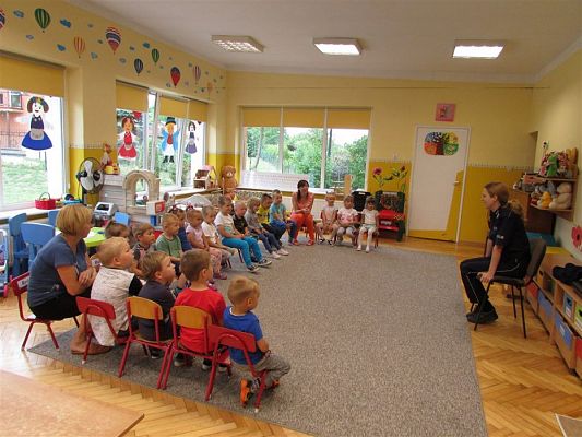 Grafika #0: 12.06.2018 Spotkanie z policjantką nt."Bezpieczne wakacje"