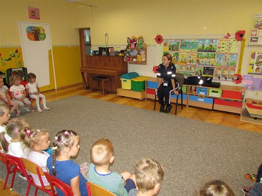 Grafika #1: 12.06.2018 Spotkanie z policjantką nt."Bezpieczne wakacje"