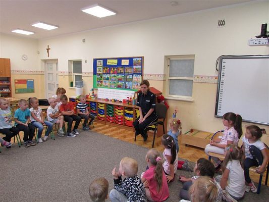 Grafika #16: 12.06.2018 Spotkanie z policjantką nt."Bezpieczne wakacje"