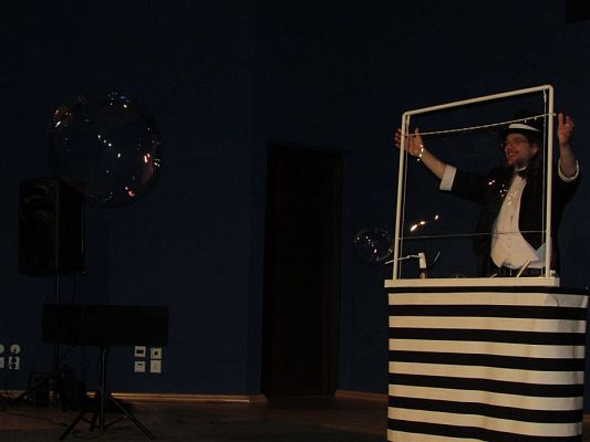 Grafika #18: 09.05.2018 Przedstawienie pt."Teatr magicznych baniek"