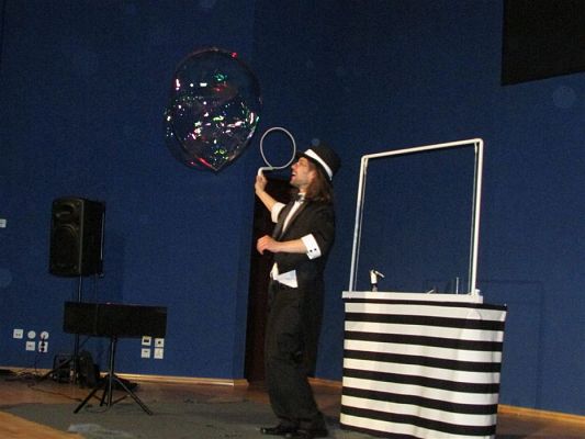 Grafika #27: 09.05.2018 Przedstawienie pt."Teatr magicznych baniek"