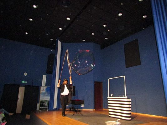 Grafika #30: 09.05.2018 Przedstawienie pt."Teatr magicznych baniek"