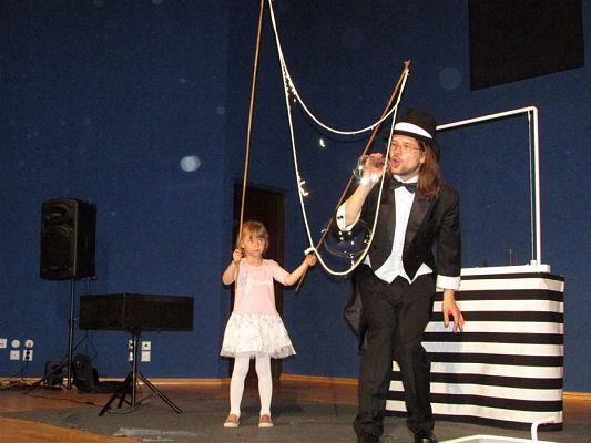 Grafika #34: 09.05.2018 Przedstawienie pt."Teatr magicznych baniek"