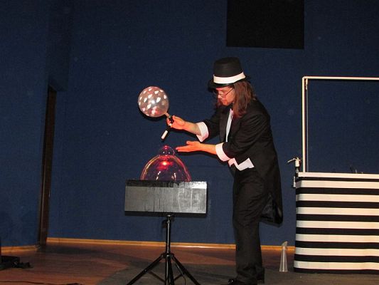 Grafika #48: 09.05.2018 Przedstawienie pt."Teatr magicznych baniek"