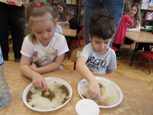 Grafika #32: 14.03.2018 Mali badacze-doświadczenia matematyczne w gr.I