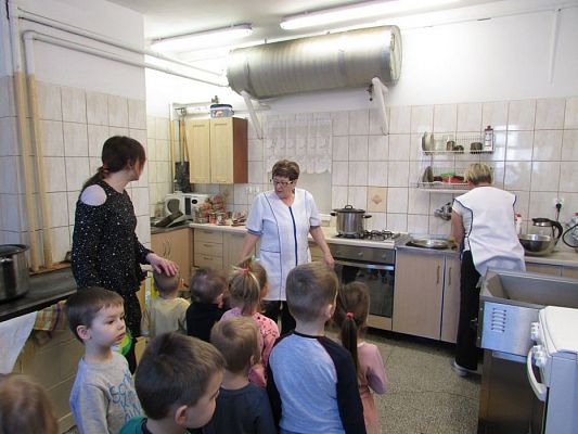 Grafika #1: Maluchy poznają pracę kucharza