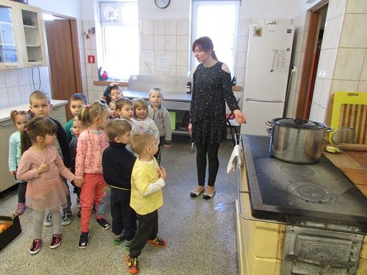 Grafika #2: Maluchy poznają pracę kucharza