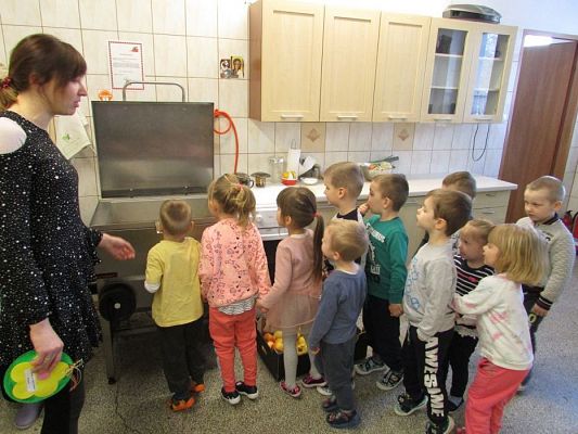 Grafika #3: Maluchy poznają pracę kucharza