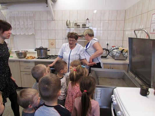 Grafika #4: Maluchy poznają pracę kucharza