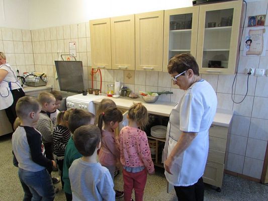 Grafika #5: Maluchy poznają pracę kucharza