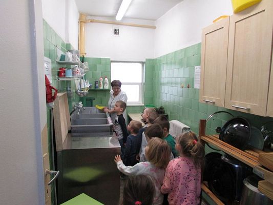 Grafika #6: Maluchy poznają pracę kucharza