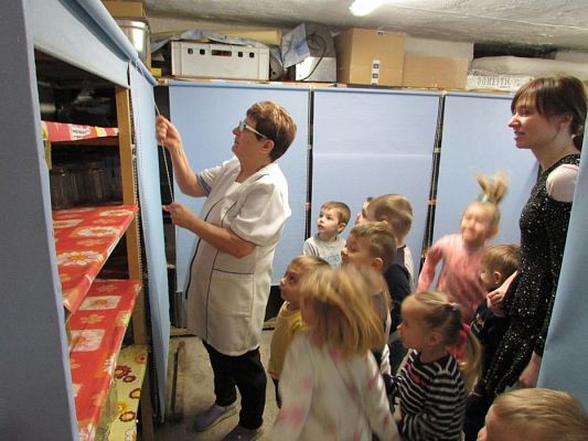 Grafika #8: Maluchy poznają pracę kucharza