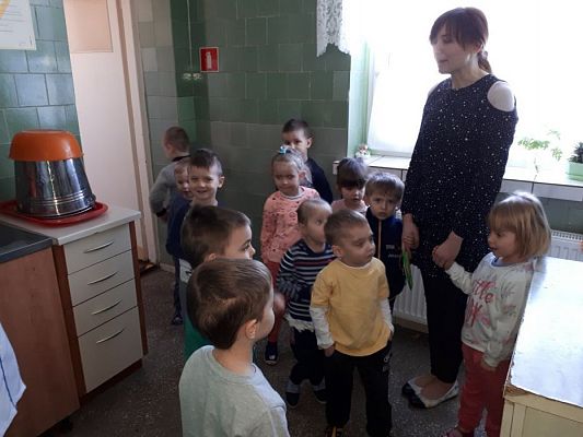 Grafika #9: Maluchy poznają pracę kucharza