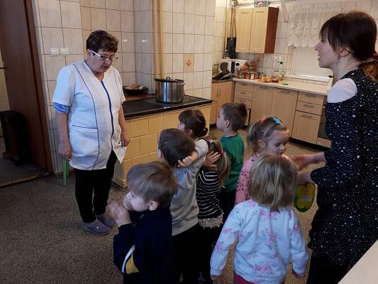 Grafika #10: Maluchy poznają pracę kucharza