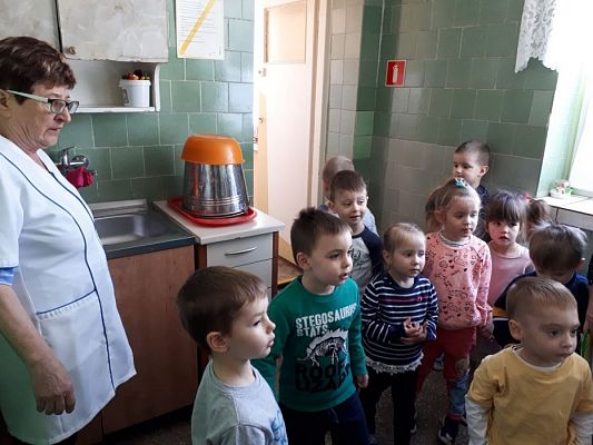 Grafika #13: Maluchy poznają pracę kucharza