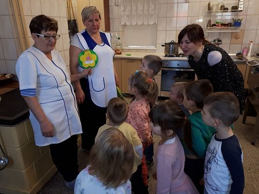 Grafika #14: Maluchy poznają pracę kucharza