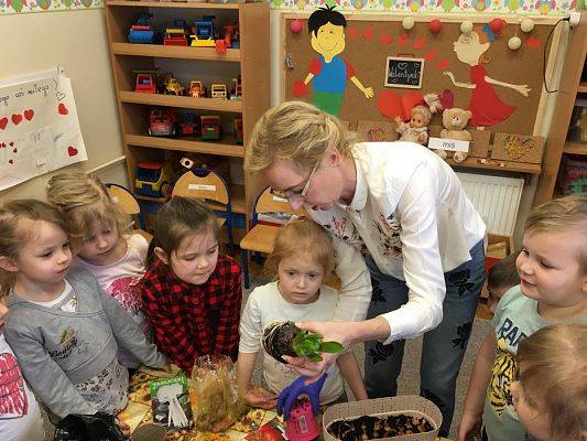 Grafika #23: Średniaki zakładają zielony kącik w sali