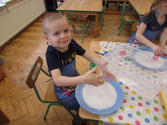 Grafika #15: 02.02.2018 Zabawa sensoryczna cieczą nienewtonowską