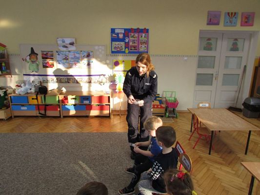 Grafika #7: 23.01.2018 Spotkanie z policjantką nt."Bezpieczne ferie"