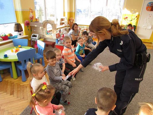 Grafika #8: 23.01.2018 Spotkanie z policjantką nt."Bezpieczne ferie"