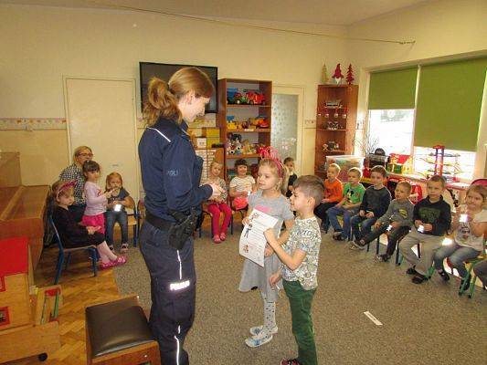 Grafika #28: 23.01.2018 Spotkanie z policjantką nt."Bezpieczne ferie"