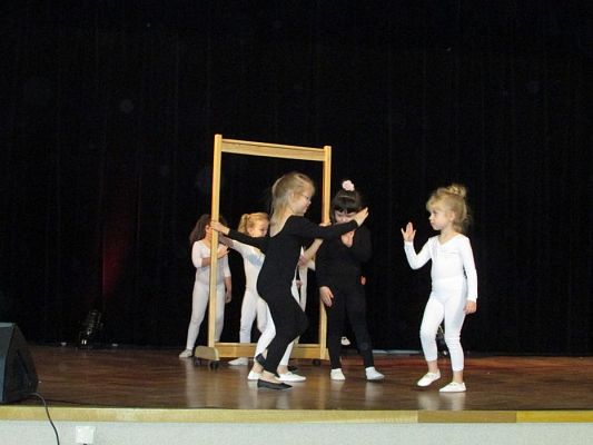 Grafika #16: 20.11.2017 Przedstawienie pt."Chociaż różni to tacy sami"