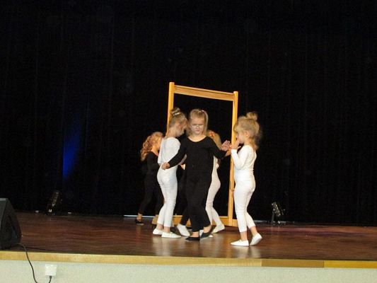 Grafika #18: 20.11.2017 Przedstawienie pt."Chociaż różni to tacy sami"