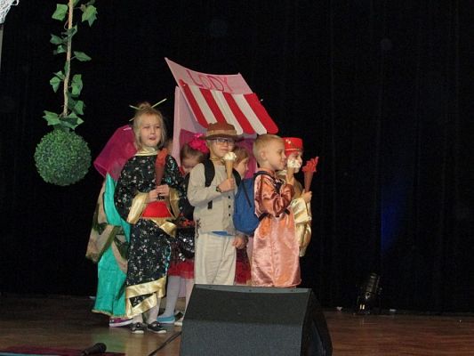 Grafika #27: 20.11.2017 Przedstawienie pt."Chociaż różni to tacy sami"